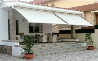 How to choose awnings for a terrace or balcony: practical tips