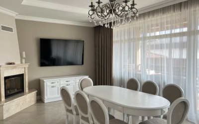 Curtains and wallpaper in the house