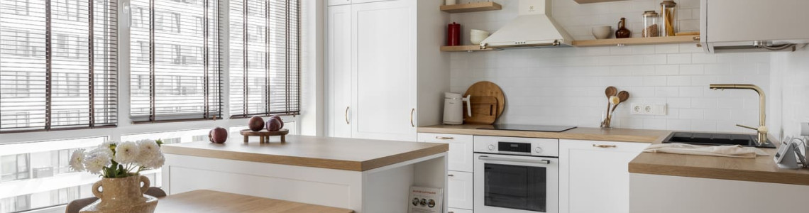 How to choose the color of wooden blinds for the interior