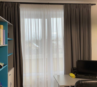Curtains in the office 20202169