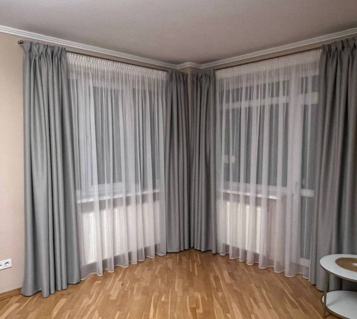 The curtains are straight on the corner window 20202201