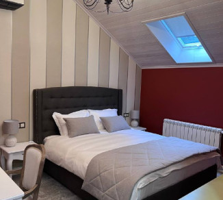 Roller blinds in hotel room 20202321