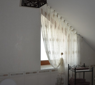 Tulle for the slanted window in the bathroom 20201066