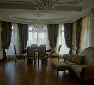 Curtains and tulle in a bay window 20201035