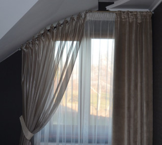 Curtains for a slanted window in the bedroom 20201068