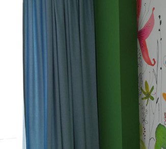 Curtains in the office are straight 20202176