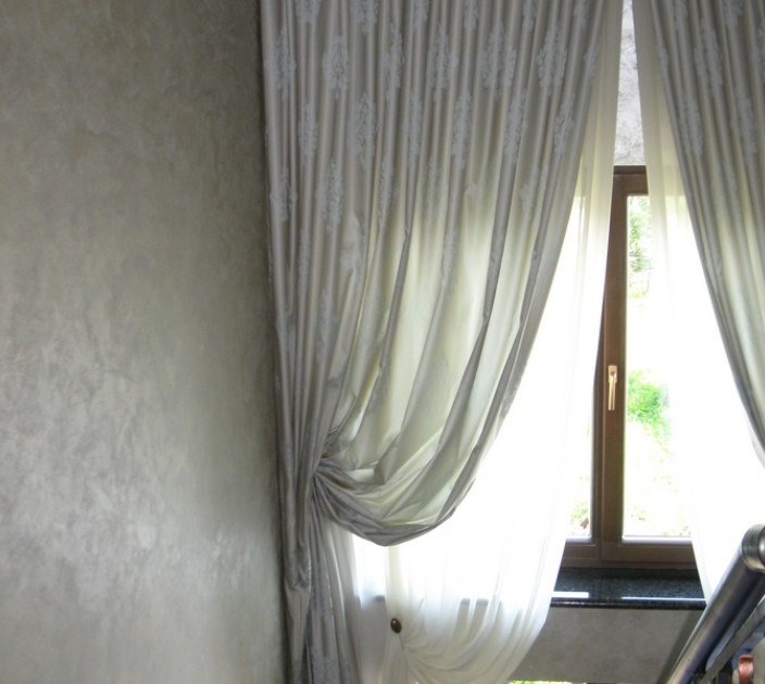 Curtains in the corridor to the stairwell 20203112