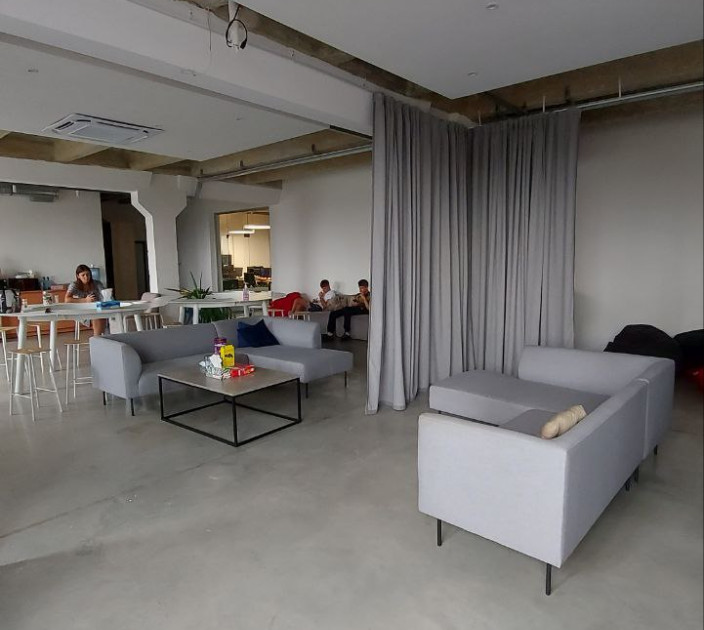 Curtains direct to the office 20220011