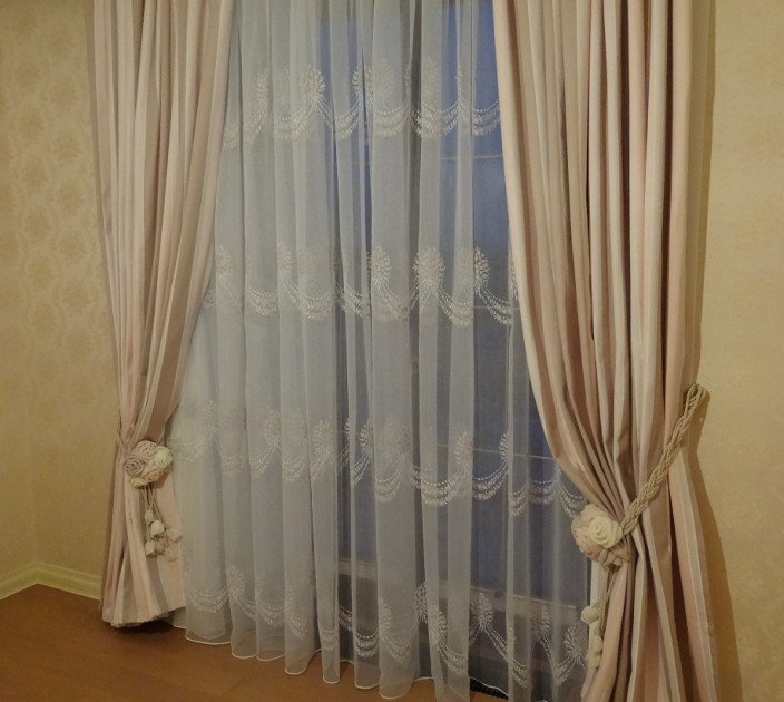 Classic curtains and embroidered tulle 20202122