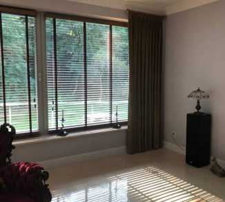 Wooden blinds in the living room 20220007