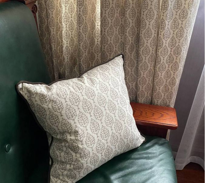 Straight curtain with pattern and embroidery 20220014