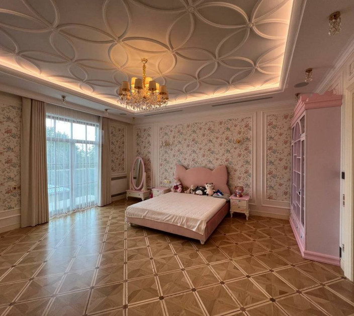 Blackout curtains in the girl's room 20202209