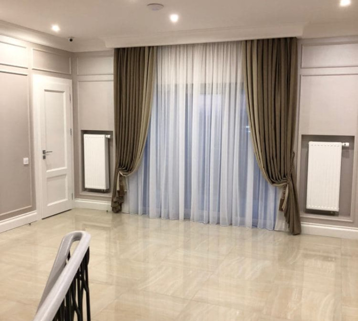 Tulle in the corridor 20202142