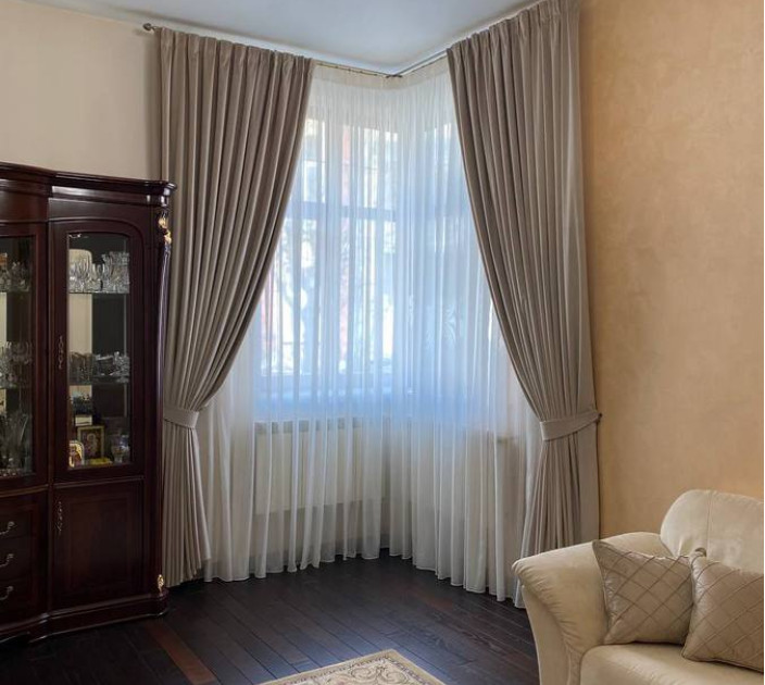 Hook-up curtains for corner windows 20202283