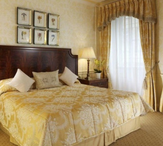 Curtains in a private house bedroom 20208015