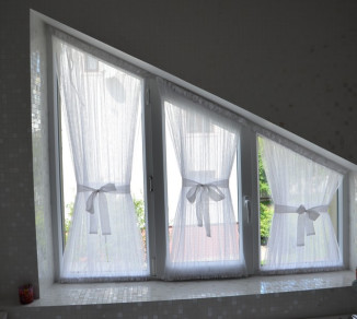 Tulle cafe for a beveled trapezoidal window 20201064
