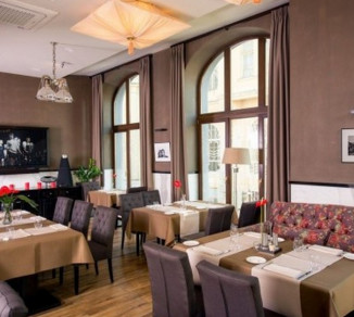 Curtains in the restaurant are straight 20205009