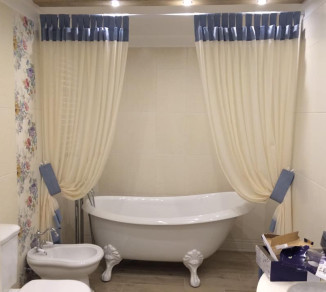 Curtains on hooks in the bathroom 20202186