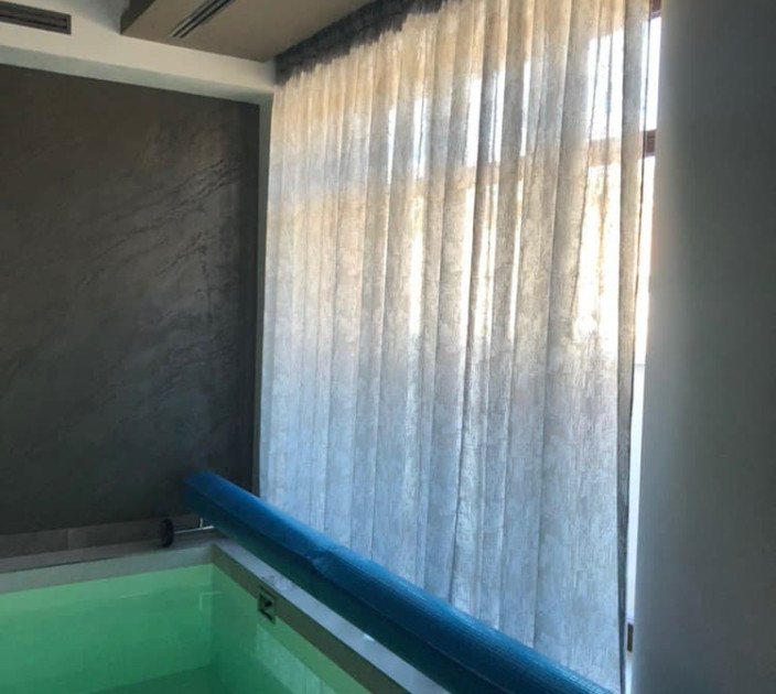 Tulle in the pool 20202139