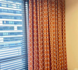 Ornamental curtains and wooden blinds 20202329
