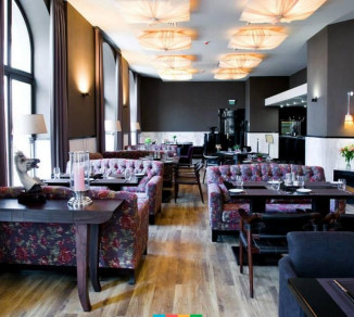 Curtains in the restaurant are straight 20205007