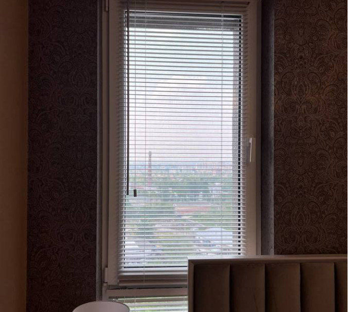 Wooden blinds in the bedroom 20220011