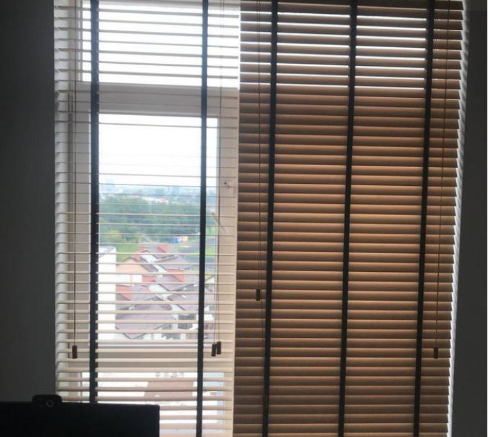Wooden blinds in the office 20220008