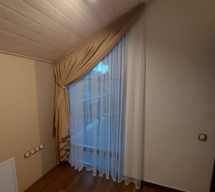 Curtain for a slanted window 20202329