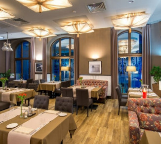 Curtains in the restaurant are straight 20205008