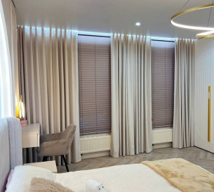 Blinds + straight velvet curtains 20202330