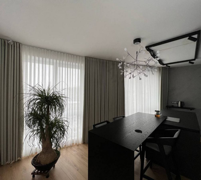 Direct curtains in the studio apartment 20202196