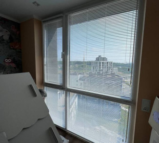 Wooden blinds in the nursery 20220010