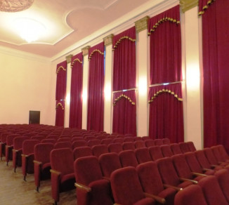 Curtains in the assembly hall in the cultural center 20203004