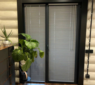 Wooden blinds on doors 20202321