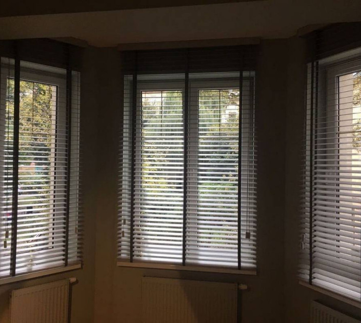 Wooden blinds for a bay window 20220005