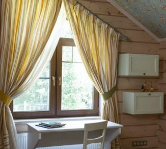 Curtains in a country house are cut 20206013