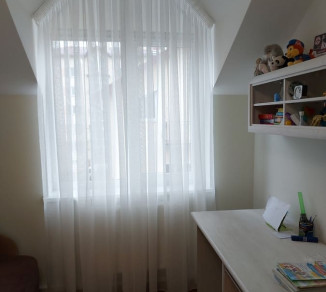 Tulle in the nursery for a triangular window 20202279