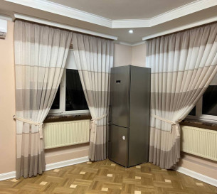 Blinds for 4 windows and curtains on hooks 20202327