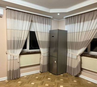 Blinds for 4 windows and curtains on hooks 20202327