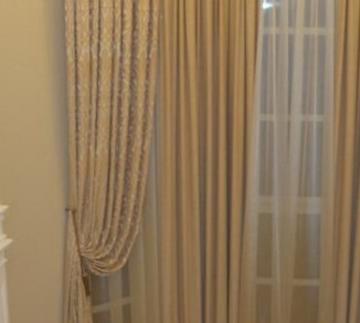 The curtains in the corridor are high 20203110