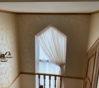 Tulle for the staircase on the triangular window 20202280