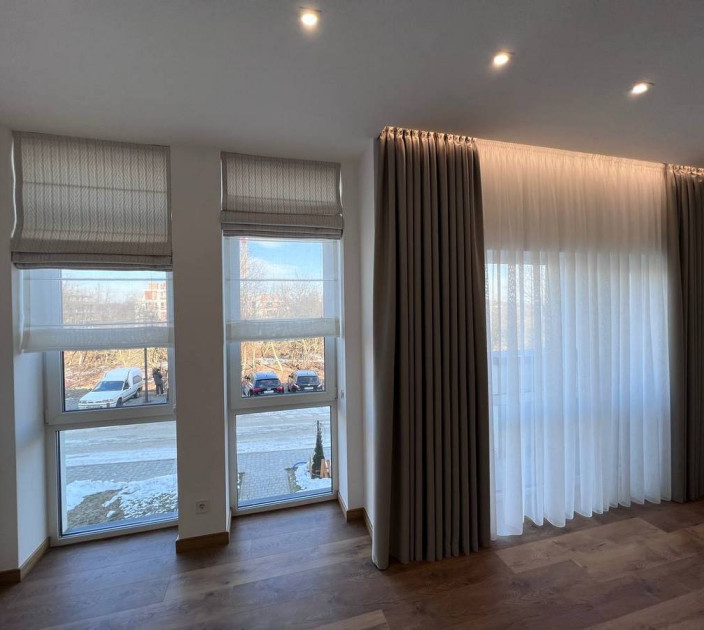 Straight curtains and tulle + double roman blinds 20220020