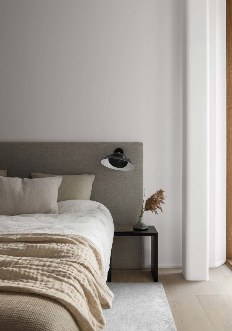 Спальня в квартире в стиле минимализм.