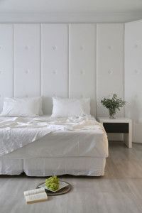 Спальня в белых цветах.